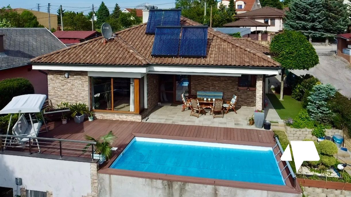 Predaj rodinný dom s krásnym výhľadom Nitra - Šúdol. Bazén, sauna, garáž