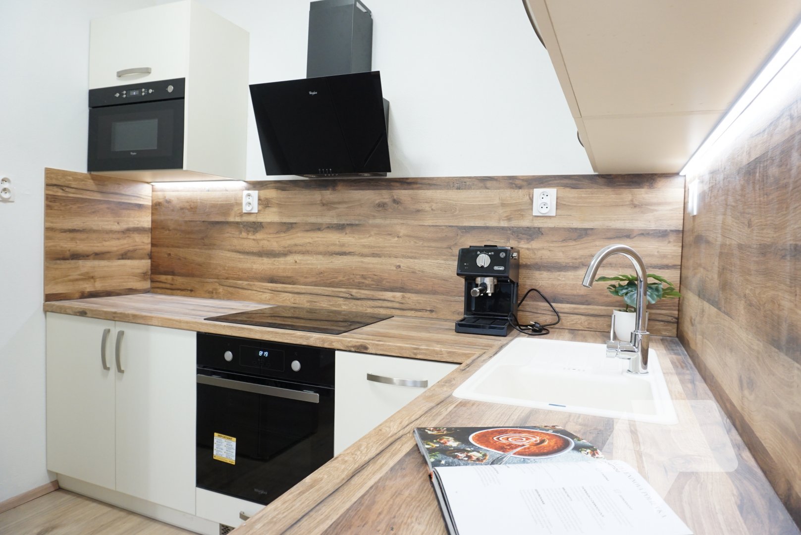 Prenájom, 2 izbový byt s balkónom a garážovým státím, Nitra