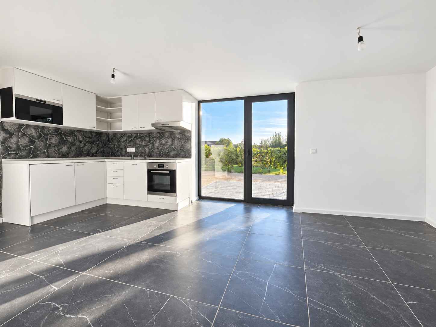 Predaj kompletne zrekonštruovaný 4-izbový rodinný dom Vlčany, garáž, pozemok 564 m²